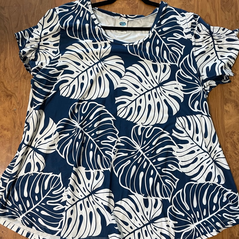 Hawaiian top, barely worn.